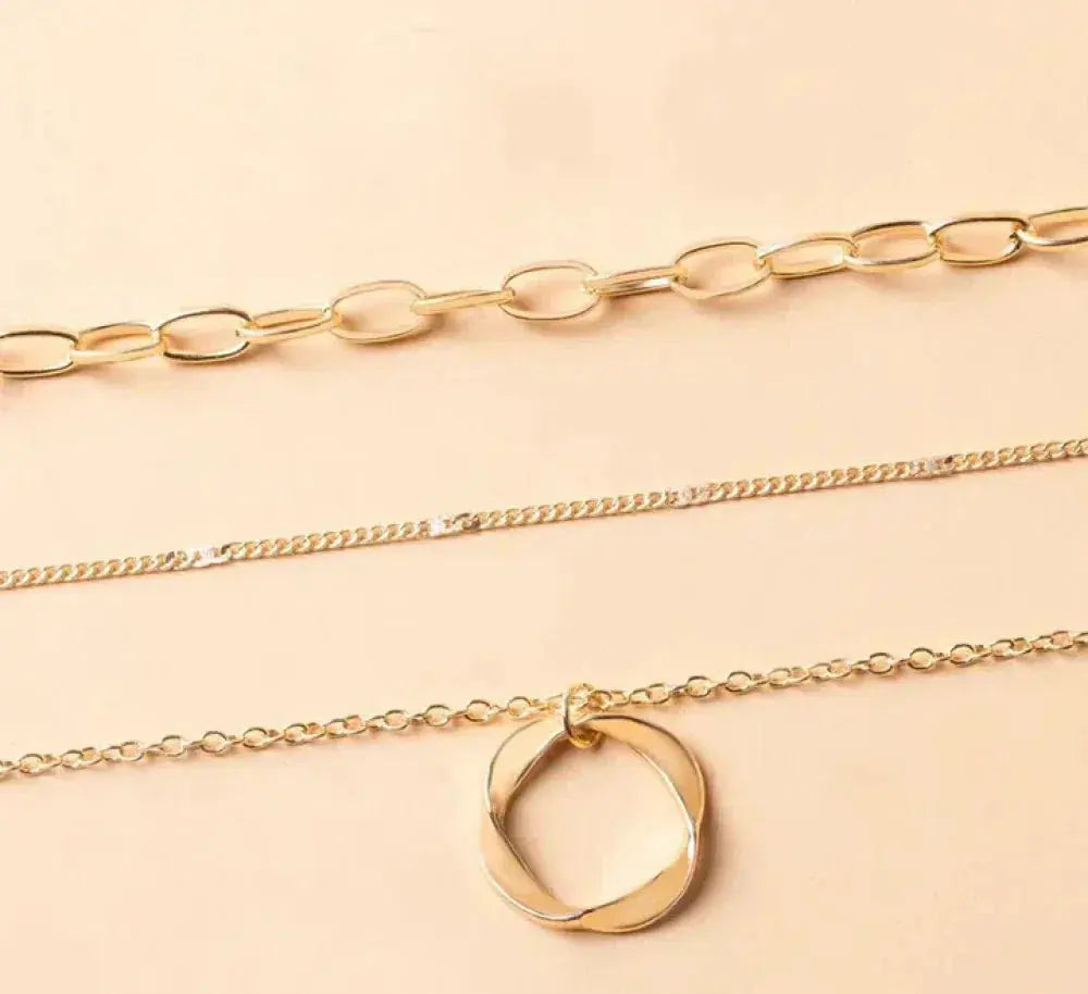 Colar elegante com corrente dourada em camadas e pingente