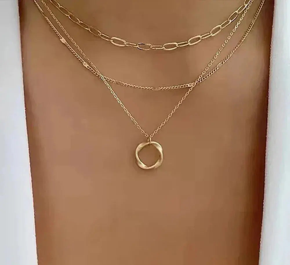 Collar elegante de cadena dorada en capas con colgante