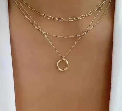 Collar elegante de cadena dorada en capas con colgante