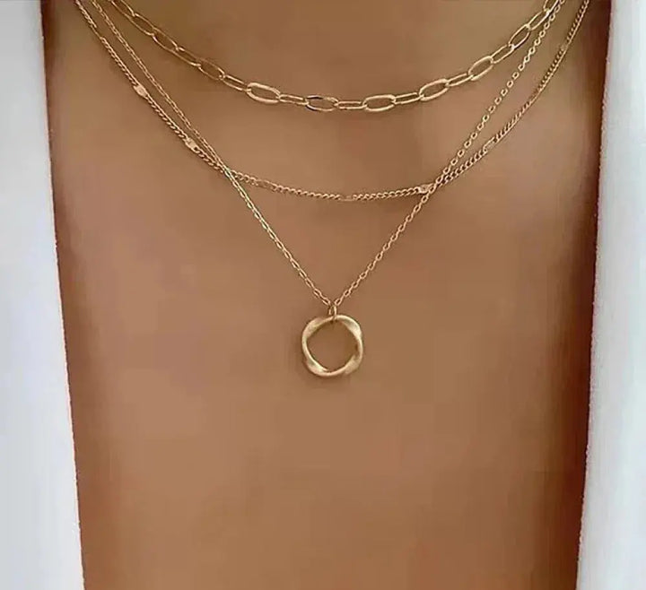 Colar elegante com corrente dourada em camadas e pingente