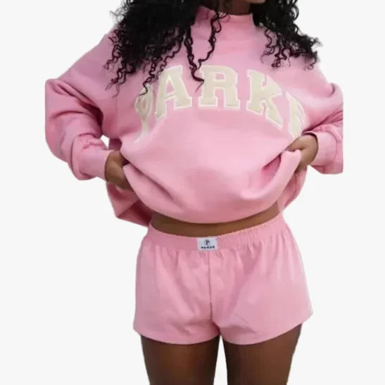 Strikket sweatshirt til kvinder med høj hals og varsity-bogstaver