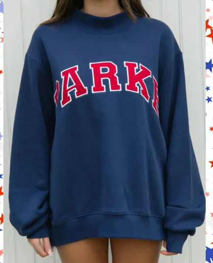 Strikket sweatshirt til kvinder med høj hals og varsity-bogstaver