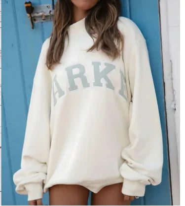 Strikket sweatshirt til kvinder med høj hals og varsity-bogstaver